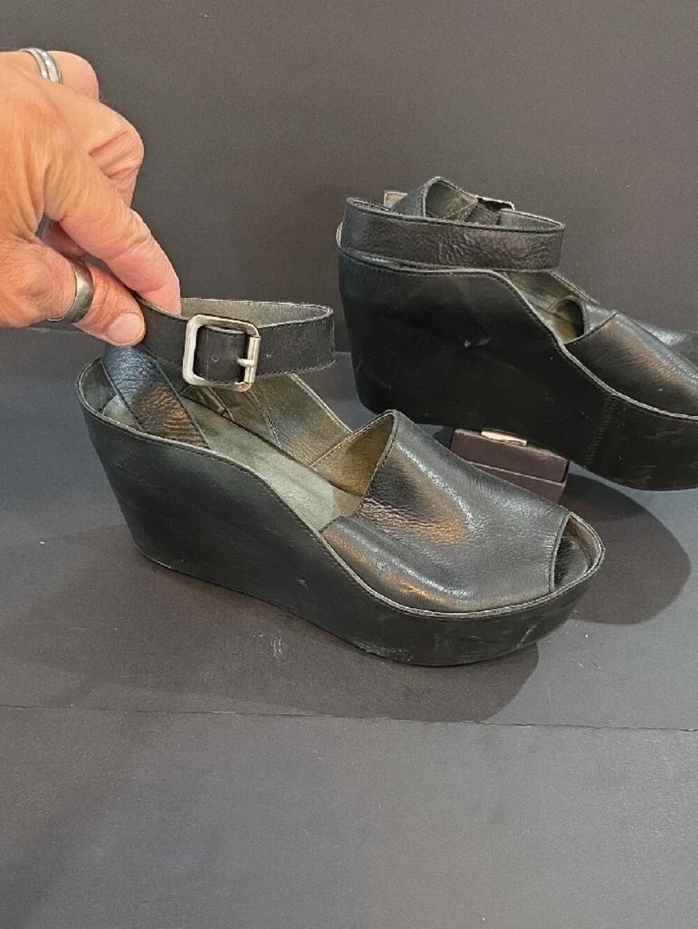Chocolat Blu Whisper Black Leather Platform Wedge Sandals Size 8
